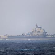 L'image rare d'un commandant de l'US Navy qui observe de près un porte-avions chinois