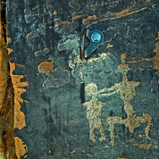 Dans l'Utah, un alpiniste plante ses pitons dans des pétroglyphes précolombiens