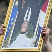 Chambéry : des manifestants anti-passe sanitaire décrochent le portrait de Macron dans la mairie
