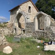 «Donner du sens à mon été» : au sommet d'un éperon rocheux, des étudiants restaurent une église du XIIe siècle