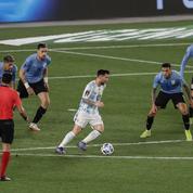 Lionel Messi traqué par les Uruguayens, le choc de la photo