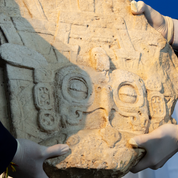Chef-d'œuvre de la statuaire maya, la stèle à plumes de Piedras Negras restituée au Guatemala