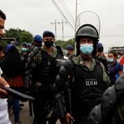 Crise pénitentiaire en Équateur: les chefs des armées et des prisons démissionnent