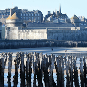 Saint-Malo offre une nouvelle jeunesse aux brise-lames qui veillent sur sa digue