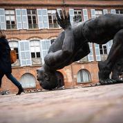 Toulouse : polémique autour d'un géant quasi nu face à la cathédrale