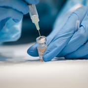 Covid-19 : les laboratoires sur le pied de guerre pour adapter leur vaccin au variant Omicron