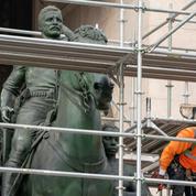 La statue problématique de Theodore Roosevelt à New York en cours de démontage