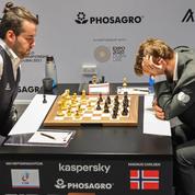 Championnat du monde d'échecs : Carlsen ouvre le score après un combat titanesque