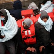 Manche : sauvetage de 138 migrants qui tentaient de rejoindre l'Angleterre