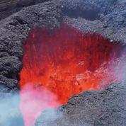 Spectaculaires, les images du Piton de la Fournaise en éruption pour les fêtes