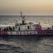 Environ 70 migrants réfugiés sur une plateforme pétrolière en Méditerranée