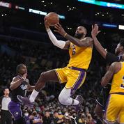 NBA: LeBron James sauve (encore) les Lakers, Fournier zéro pointé