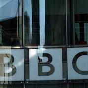 Le gouvernement britannique gèle la redevance de la BBC