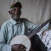 À 92 ans, une légende de la chanson malawite enflamme les réseaux sociaux sans le savoir