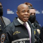 Un jeune policier tué à New York, le maire veut agir contre les armes à feu