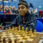 Le champion du monde d'échecs Magnus Carlsen battu par «Pragg», prodige indien âgé de 16 ans
