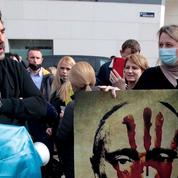 Javier Bardem manifeste contre l'invasion de l'Ukraine devant l'ambassade russe à Madrid