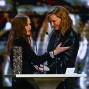 “Tu peuples à toi seule la planète du cinéma” : Isabelle Huppert remet avec chaleur le César d'honneur à Cate Blanchett