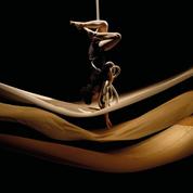 Notre critique de Pli: acrobate de chair et cirque de papier