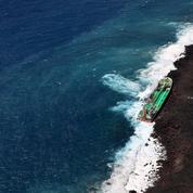 La Réunion : opération de dépollution après l'échouement d'un pétrolier mauricien
