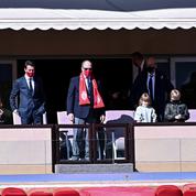 Toujours loin de Charlene de Monaco, Jacques et Gabriella apparaissent avec leur père Albert dans les tribunes du stade Louis II