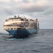 Un cargo de voitures de luxe, qui avait pris feu aux Açores, a fait naufrage