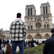 Notre-Dame de Paris, à peine relevée de la ruine, sonne le tocsin pour l'Ukraine