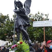 En Vendée, les habitants des Sables-d'Olonne votent pour le maintien de la statue de Saint Michel