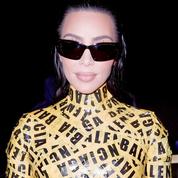L'apparition qui a «scotché» la Fashion Week de Paris : Kim Kardashian recouverte de ruban adhésif Balenciaga