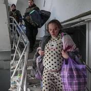 La Russie accuse une influenceuse ukrainienne, enceinte, d'avoir mis en scène une photo d'elle blessée à l'hôpital de Marioupol