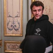 Emmanuel Macron en sweat à capuche à l'Élysée : le vêtement qui en dit long