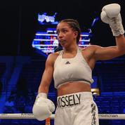 Boxe : Estelle Mossely conserve sa ceinture IBO des poids légers