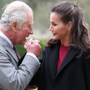 Letizia d'Espagne assume ses cheveux blancs lors d'une rencontre avec le prince Charles
