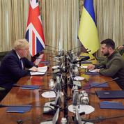 Guerre en Ukraine : Boris Johnson offre à l'Ukraine des blindés et des missiles antinavires