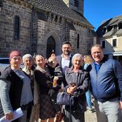 En Auvergne, des familles ukrainiennes célèbrent Pâques à l'église avec les villageois