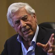 L'écrivain péruvien Mario Vargas Llosa hospitalisé après avoir contracté le Covid, son état «évolue favorablement»