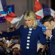 En tailleur bleu, Brigitte Macron jure fidélité à son look de première dame