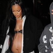 Ligne de grossesse, crop top résille et talons hauts : Rihanna expose son baby bump dans un micro-ensemble étincelant