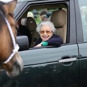 Aperçue lors d'un concours équestre à Windsor, Elizabeth II est apparue enjouée et pleine d'énergie