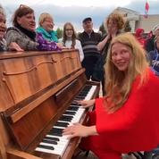 La pianiste Valentina Lisitsa joue dans les ruines de Marioupol, «libérée» par les Russes