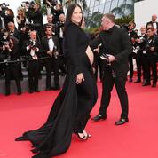 Enceinte, la top Adriana Lima monte les marches de Cannes dans une robe dont seul surgit son ventre rond