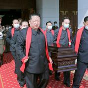 Corée du Nord : Kim Jong-un porte le cercueil du maréchal Hyon, son ancien mentor