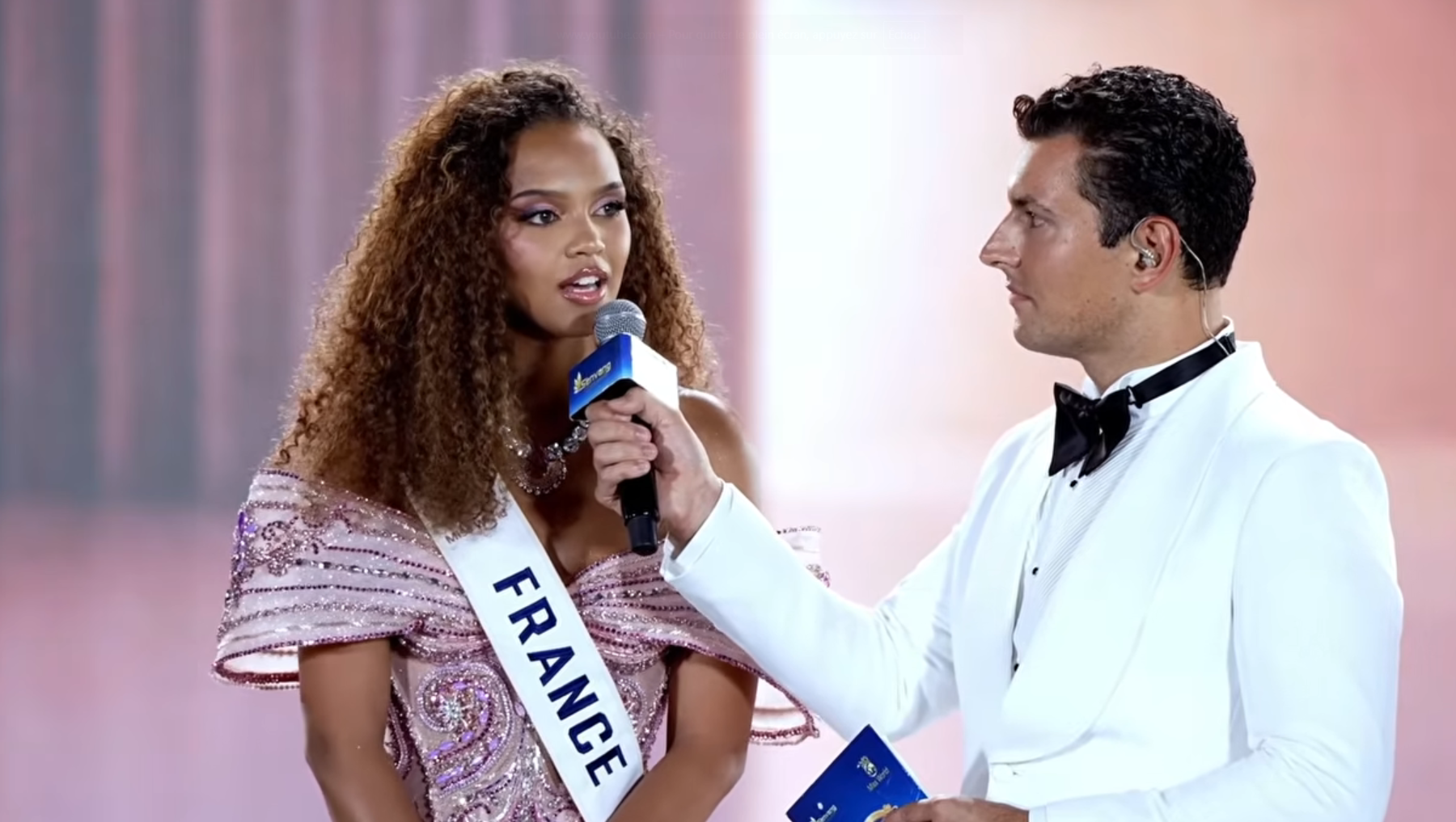 Miss Monde 2026 : la Française Indira Ampiot, qualifiée dans le Top 12, patine lors de sa prise de parole