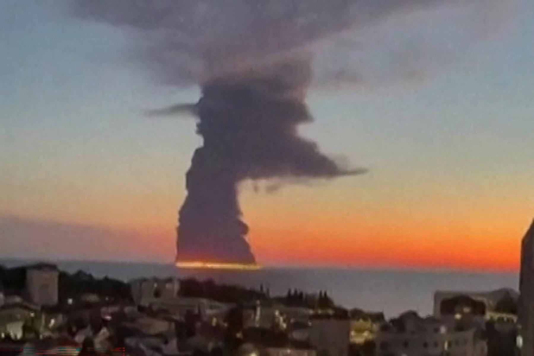 Russie : immense incendie sur un pétrolier au large de Sotchi, après une attaque de drones ukrainiens
