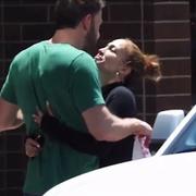 Seuls au monde, Jennifer Lopez et Ben Affleck s'embrassent en pleine rue en allant chercher des donuts