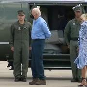 Moment touchant ou inquiétant? En vidéo, Joe Biden reçoit l'aide de son épouse Jill pour enfiler une veste
