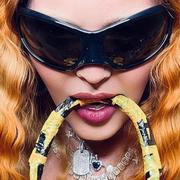 Mordue de Balenciaga, Madonna topless mord son sac scotché à 2400 euros