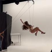 «Je réalise mes propres cascades» : la vidéo virale d'Emily Ratajkowski, seins nus, suspendue dans les airs