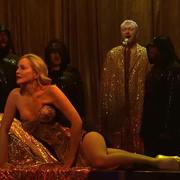 En vidéo, la performance de Sharon Stone en robe bustier dorée échancrée stupéfie le <i>Saturday Night Live</i> 