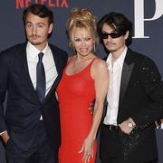 Alerte à Hollywood : en robe rouge moulante, Pamela Anderson pose avec ses deux fils, Brandon et Dylan